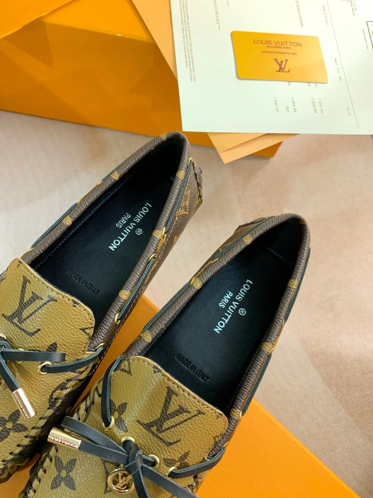 p460💰Couple model❤️🇫🇷 𝙇𝙤𝙪𝙞𝙨 𝙑𝙪𝙞𝙩𝙩𝙤𝙣 🇫🇷Louis Vuitton 2023 Classic𝓛𝓿 𝓣𝓻𝓪𝓲𝓷𝓮𝓻 Sports Series ➪➪➪¯ [Arizona Doudou Shoes Series] ▪️▪️▪️Arizona slip-on shoes are made of Monogram Eclipse canvas. Its hand-painted and dyed edges and hand-sewn uppers fully demonstrate Louis Vuitton's traditional shoemaking craftsmanship. This slip-on shoe is very lightweight. The integrated tongue and upper make it particularly comfortable and flexible. The soft outsole is equipped with rubber padding. Decorated with matching sash. Detailed features: ☑️Monogram Eclipse canvas ☑️Black Eclipse pattern ☑️Hand-painted shoe edges ☑️Hand-sewn uppers (each pair takes time to process) ☑️Integrated tongue and upper construction ☑️Outsole equipped with rubber lining ☑️size: 35_46